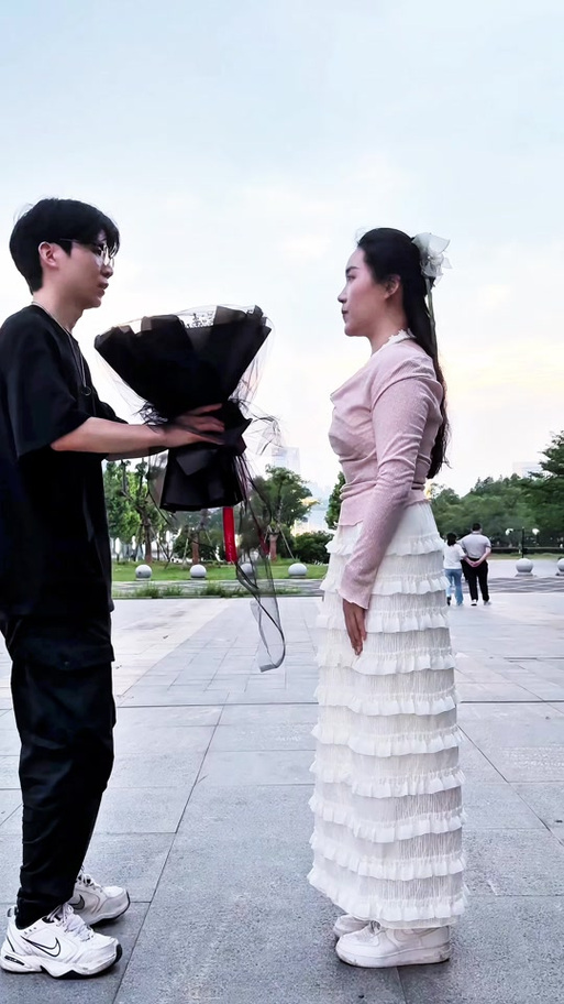 没有确定关系就收礼物的女生