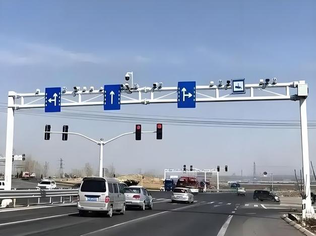 红绿灯杆上单个摄像头对着路口对面