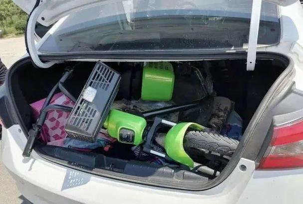 电瓶车怎么塞进小轿车
