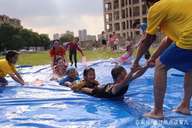儿童在水里玩的游戏