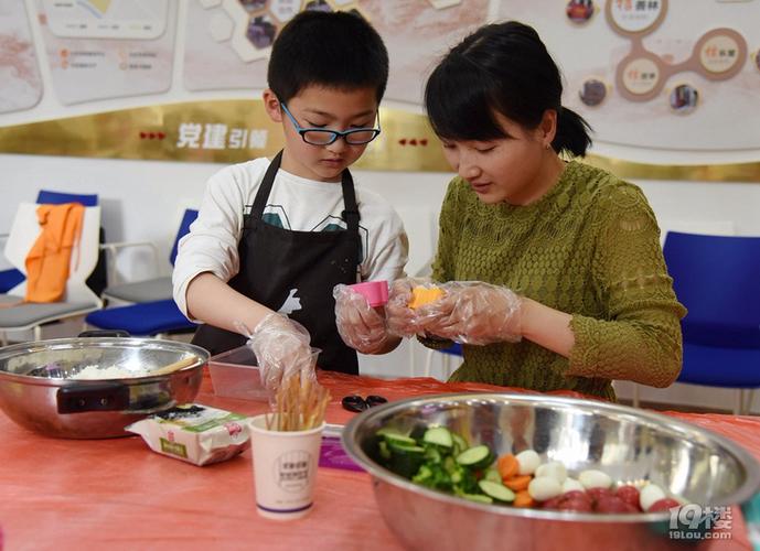 小强小雅帮妈妈做盒饭缩略图