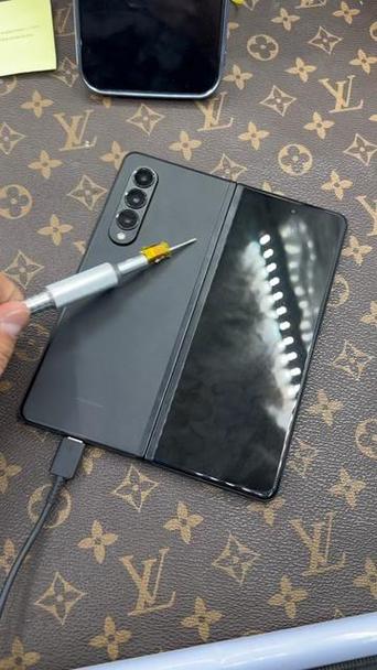 屏幕有小彩点会扩大吗