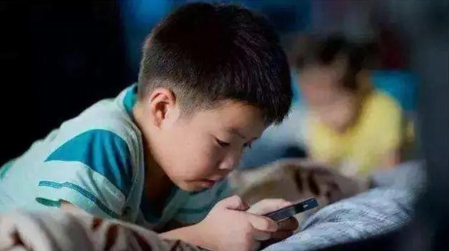 男生打游戏脾气暴躁游戏截图