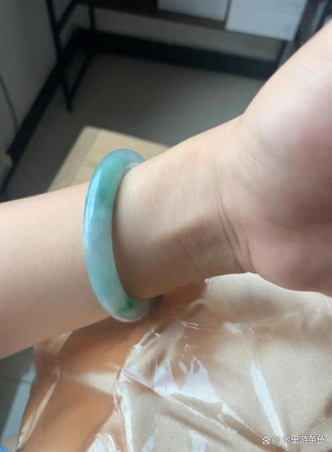 女生带玉手镯是左手还是右手游戏截图