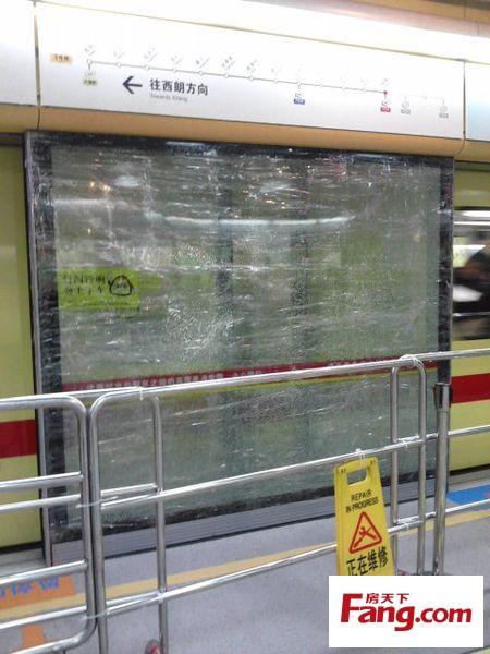 手机玻璃后盖碎了不修隐患