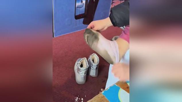 鞋子袜子被扒了