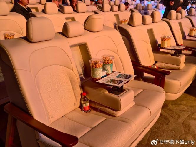 电影院最后一排的人在干嘛