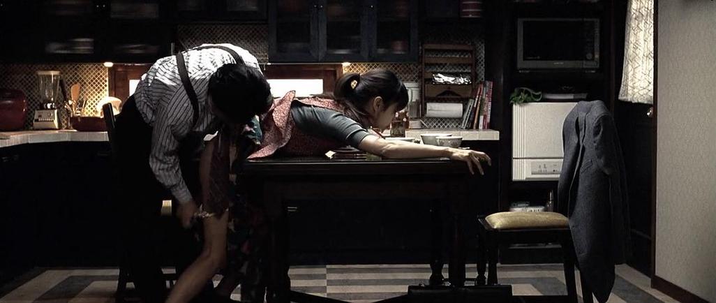 《亲切的金子》趴餐桌上
