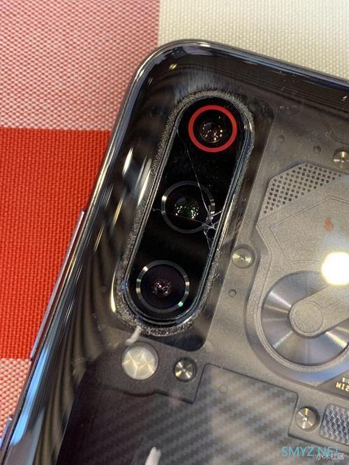 小米镜头玻璃碎了保修吗