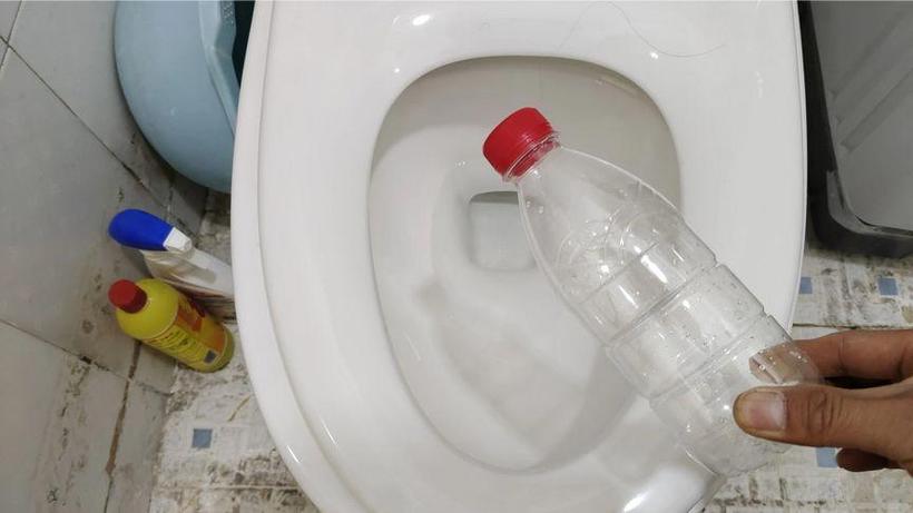 马桶堵了塑料块怎么办