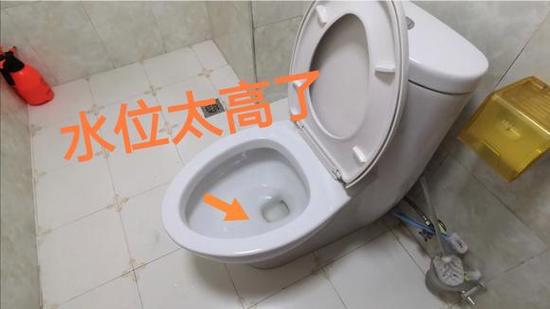 马桶里面的水位过高,该怎么办