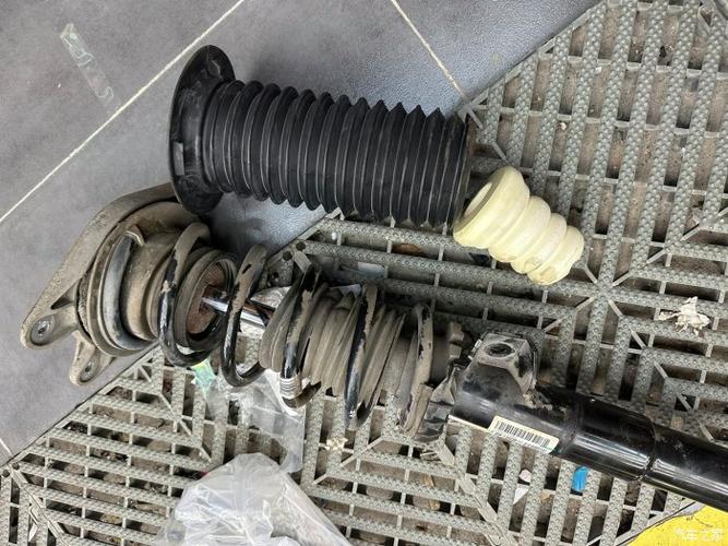 不拆减震器更换防尘套