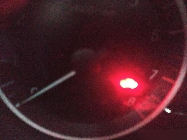 停车熄火后有个红灯一直闪