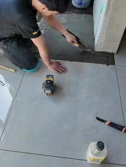 附近贴瓷砖师傅电话