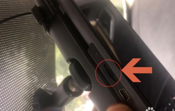 纽曼行车记录仪内存卡在什么位置