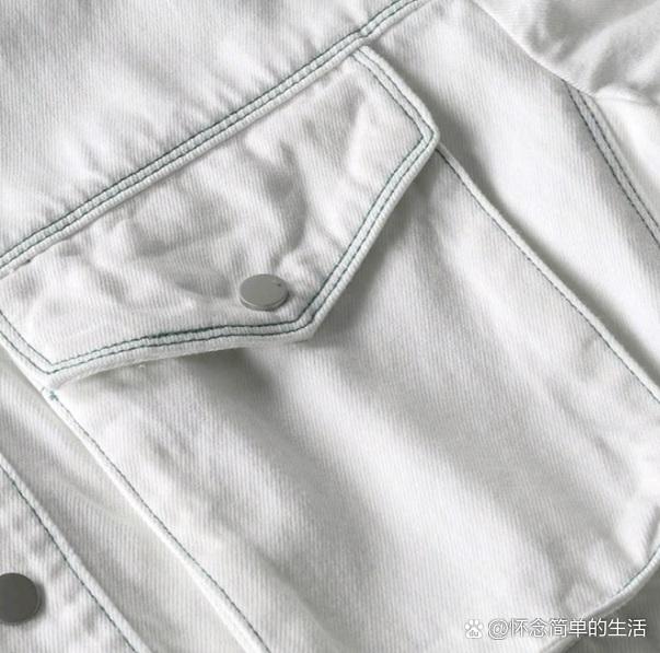 白衣服上染橙汁的图片