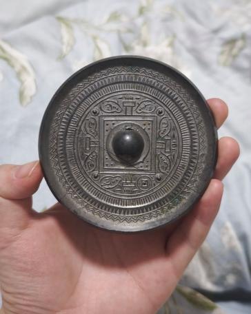 铜钱镜