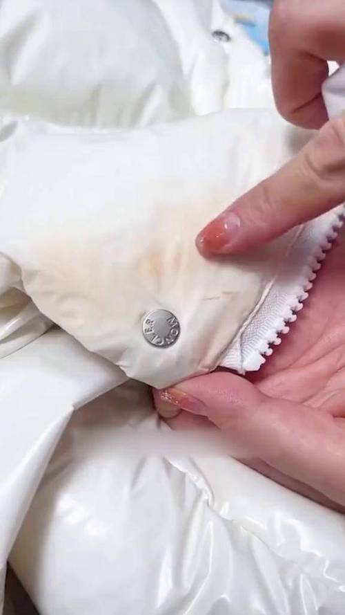 羽绒服沾印子怎么洗