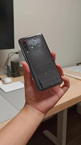 小米9是塑料机身还是玻璃
