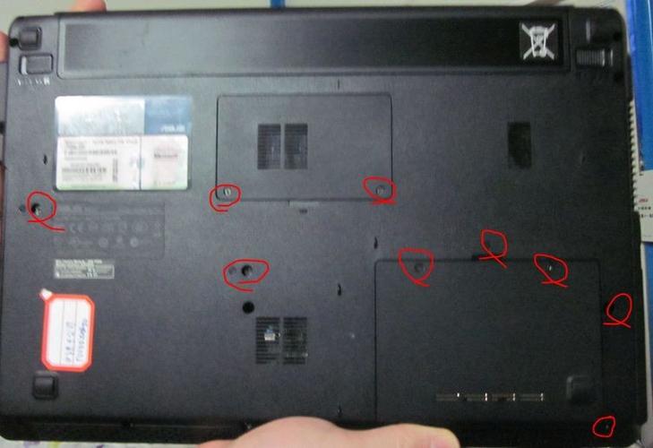 电脑后盖打开方法