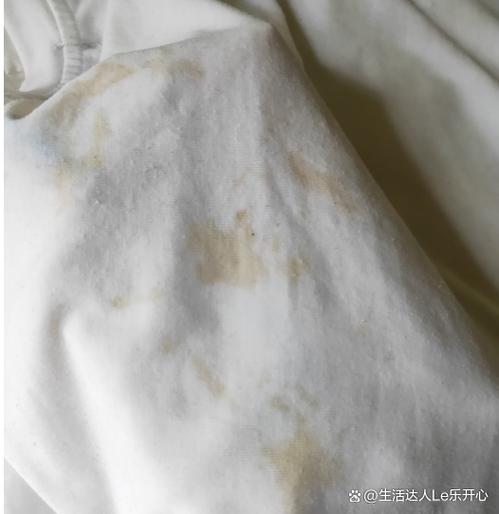 洗衣液泡完衣服变黄了