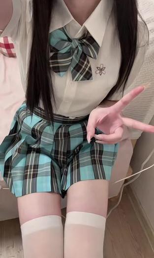 青白黄的格裙