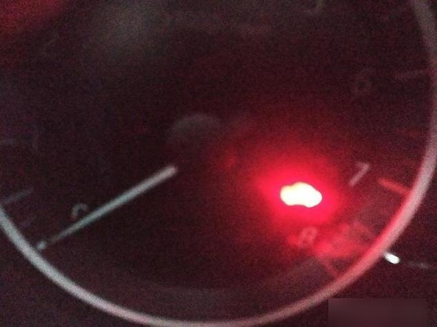 锁车里面闪红点什么意思