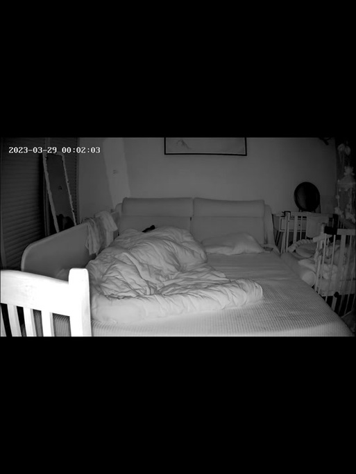 监控室半夜12点钟就睡觉了