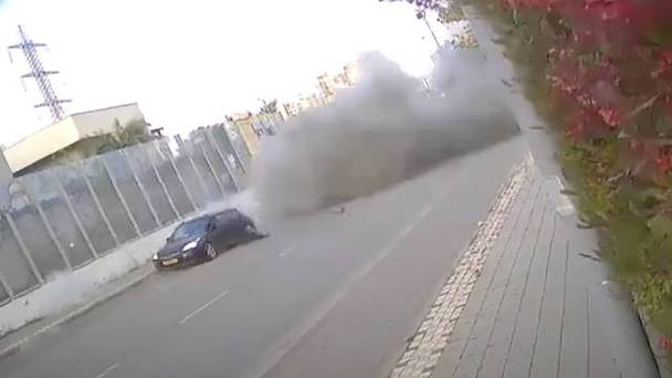 以女子刚下车导弹在身边爆炸