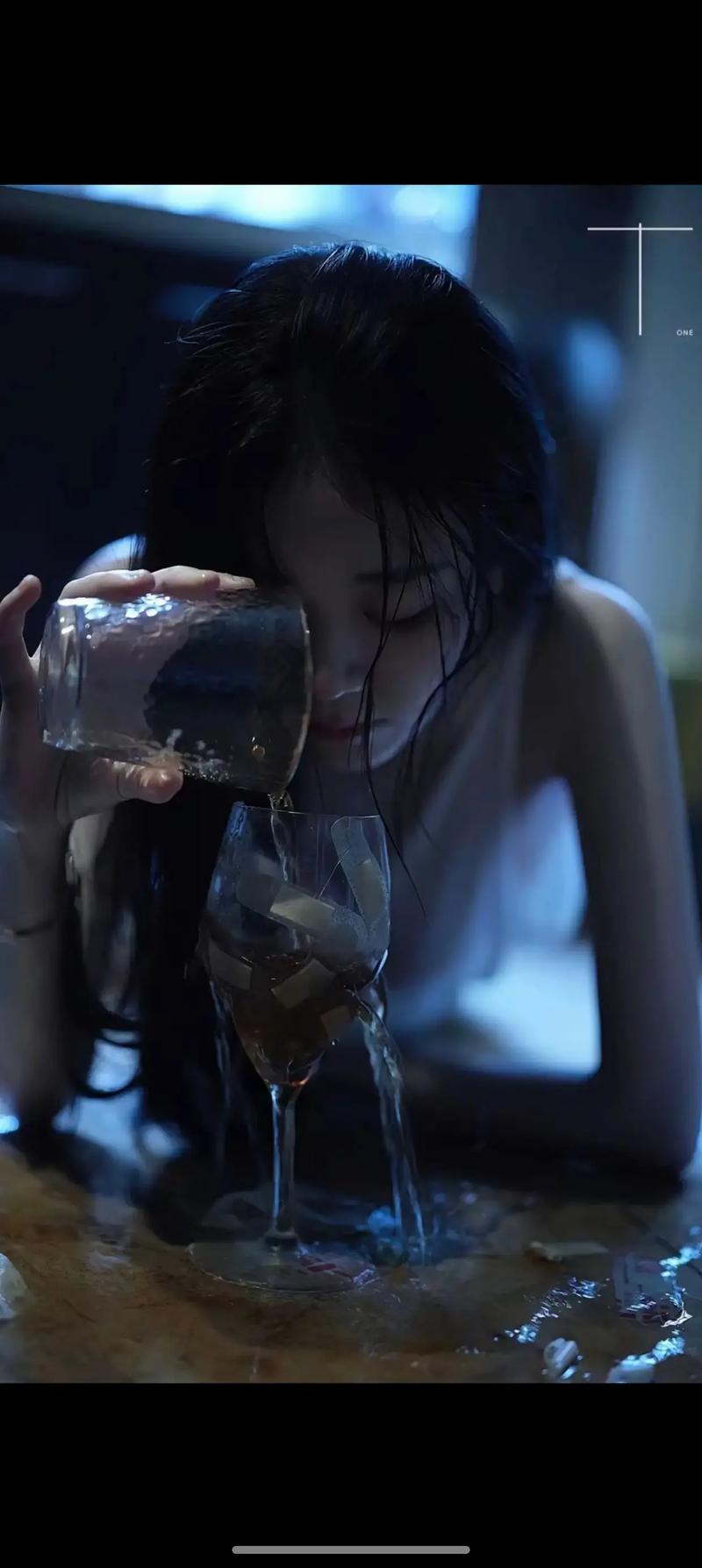 女配坐等分手中