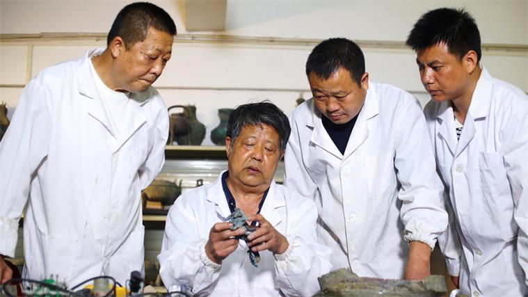 饮料瓶凹进去怎么弄出来