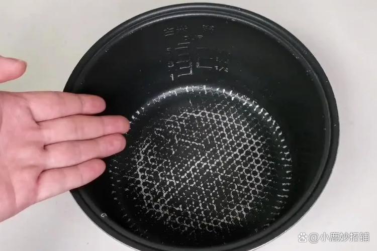 电饭煲里面黑色那层掉了能吃吗