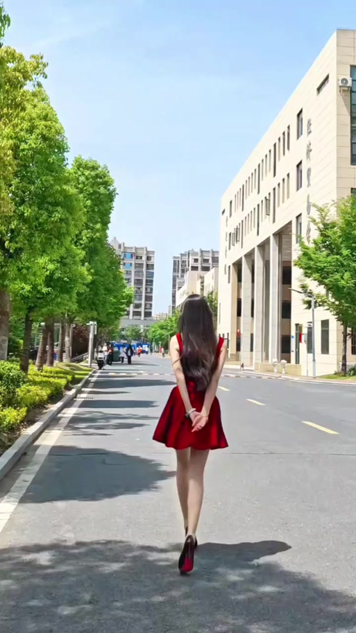 抖音女孩背影走路视频