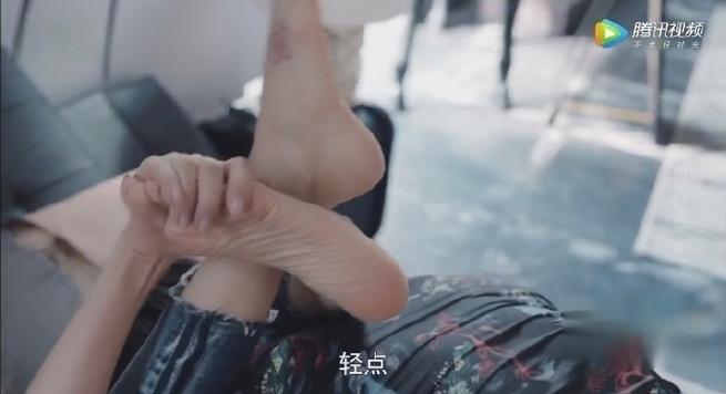 女电视人脚丫痒痒的
