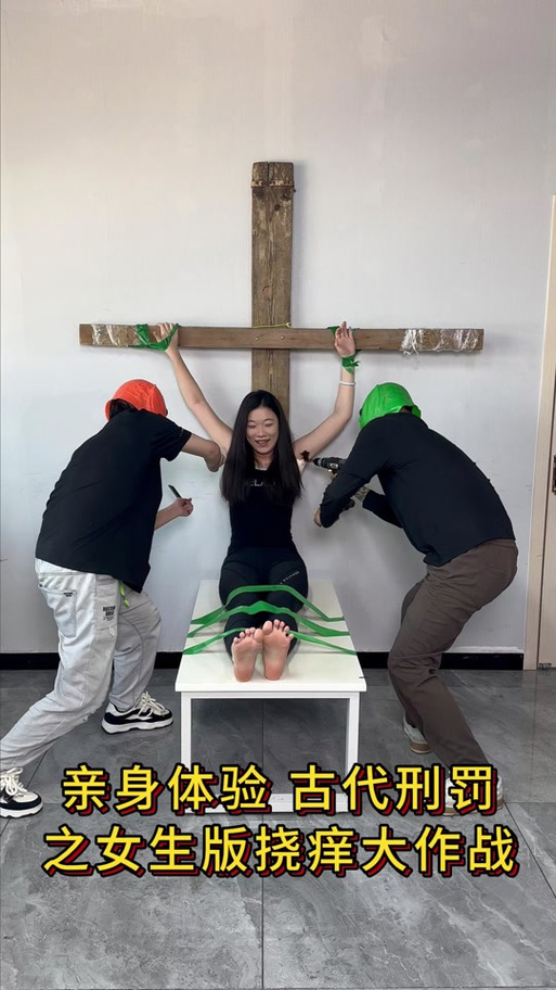 诸葛双双挠痒痒搞笑视频