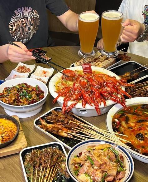 夜宵烧烤啤酒图片真实