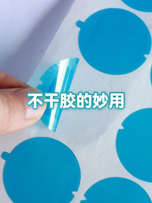 墙上的不干胶如何撕下来