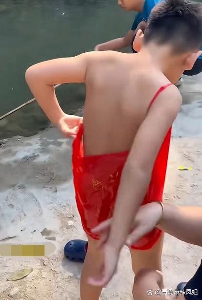 光腚小男孩表演红孩儿