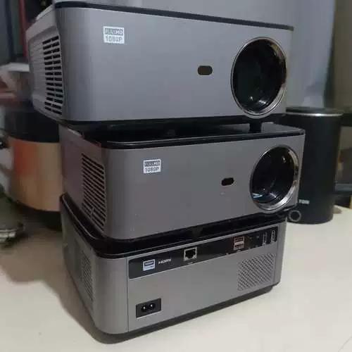 投影仪自己开机怎么回事