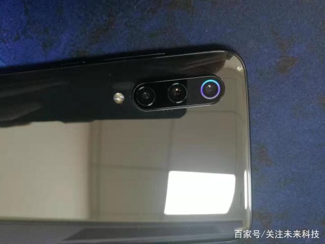 小米9闪光灯为什么是两半的