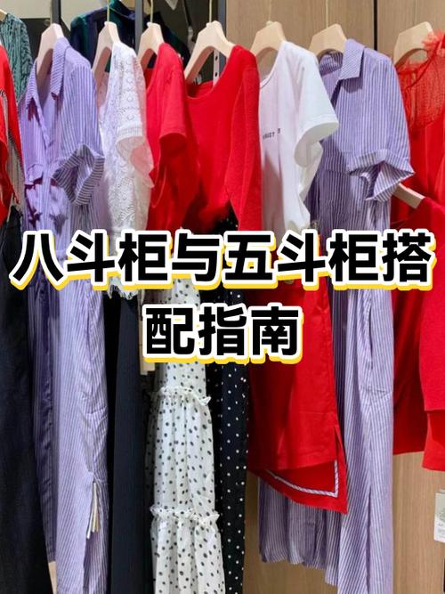 浅蓝色上衣配什么颜色的裤子