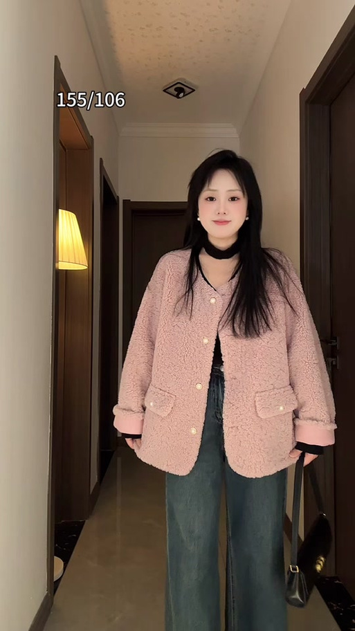 粉色羊羔服怎么搭配