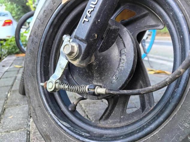 电动车刹车还继续跑