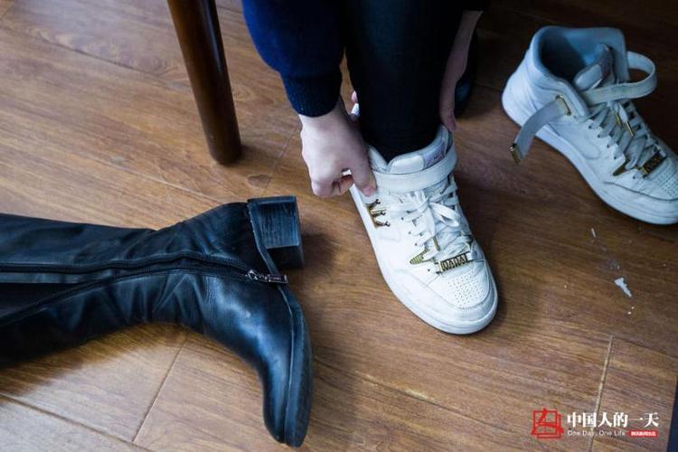 鞋子被扒了没收靴子