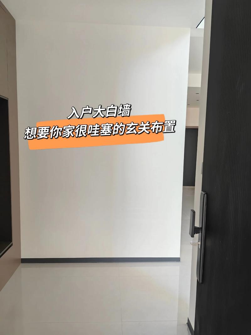 卫生间的门对面白墙上挂什么