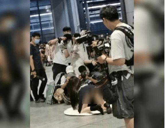 电子女孩撩裙子私密版