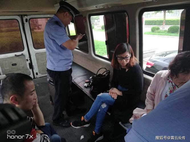 秦皇岛女子裸站街头