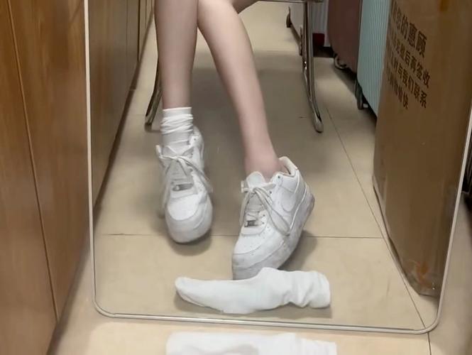 女同学用白棉袜打我飞机