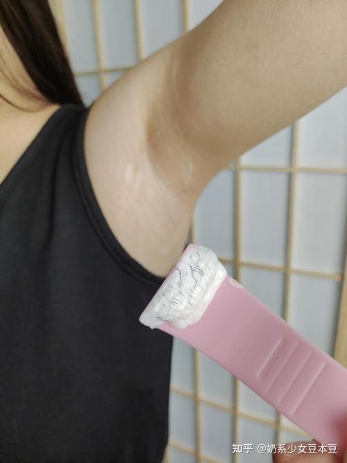 小女孩挠腋窝