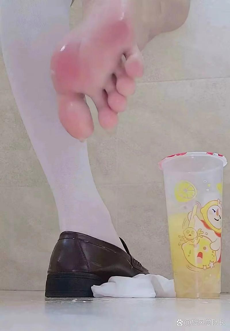 白丝魅魔玉足夹住榨精